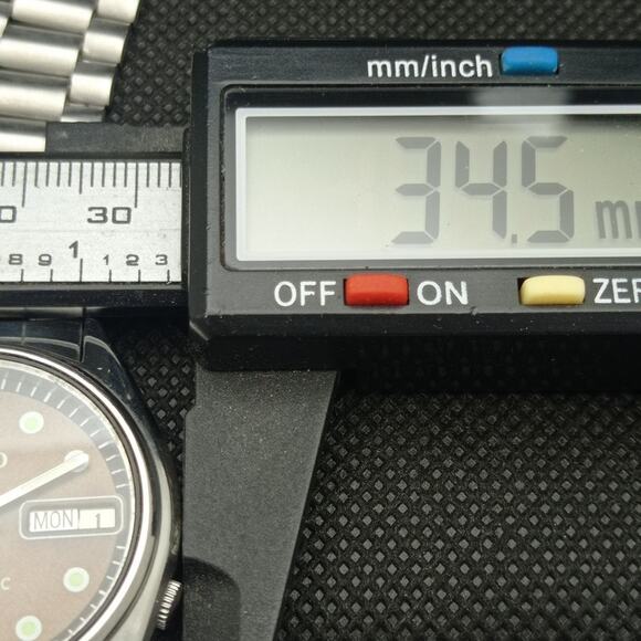 Vintage 1972 Seiko Automatic Mens Silver Watch W/daydate & Green accents - Picture 7 of 9